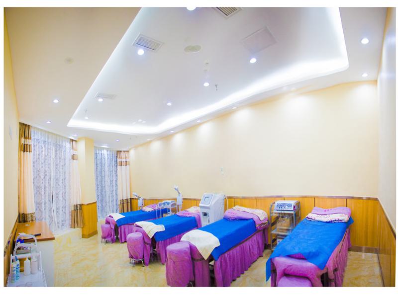 重庆军美医疗美容医院正规吗？2025年最新隆胸价格表及医生团队解析